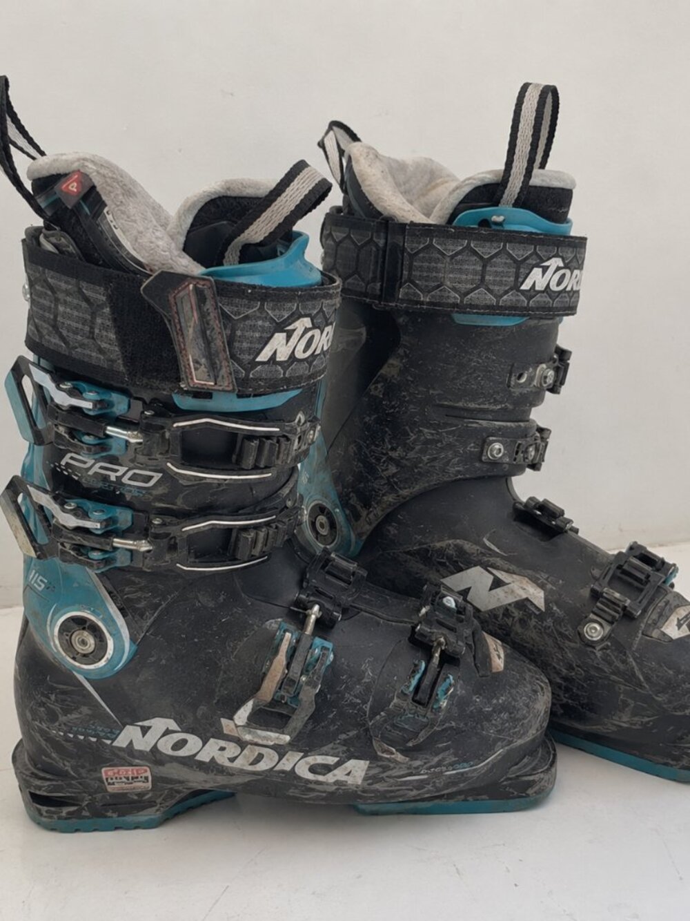 Nordica ski boots (women's) size 23 / fair condition / needs repair